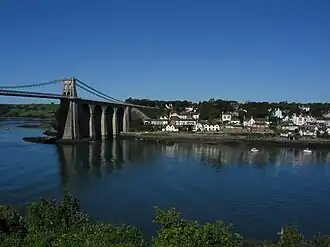 Menai Bridge mit der gleichnamigen Brücke