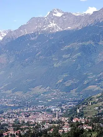 Tschigat von Südosten, darunter Meran