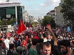 Flaggen mit Porträts von Opfern und Abdullah Öcalan[63]