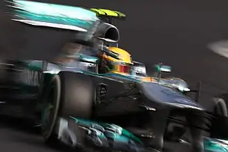 Der Mercedes F1 W04 effektvoll eingefangen