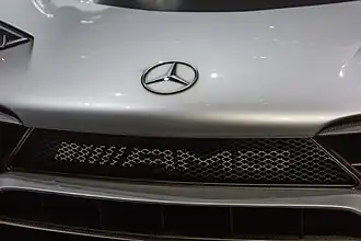 Kühlergrill und aufgemalter Mercedes-Stern