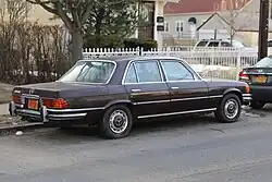 US-amerikanischer Ford Granada (links) und Mercedes-Benz W116 als stilistisches Vorbild (rechts)