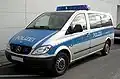 Streifenwagen Mercedes-Benz Vito in blau-silberner Farbgebung