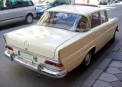 Designelemente des Mercedes-Benz W110 waren seine Heckflossen, die ihm den Spitznamen „kleine Heckflosse“ gaben