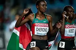 Sylvia Jebiwott Kibet (rechts), Vizeweltmeisterin wie zwei Jahre zuvor, auf der Ehrenrunde mit der fünftplatzierten Mercy&nbsp;Cherono