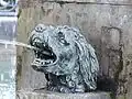 Einer von zwei Hundeköpfen am Merkurbrunnen