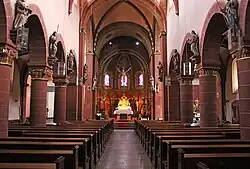 Großer Raumeindruck durch zwei Säulenreihen