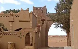 Neue und alte Lehmbauten