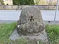 Viertelmeilenstein am nördlichen Ortseingang von Meschede mit der Beschriftung „2/4“