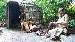Rekonstruktion einer mittelsteinzeitlichen Hütte im Archäologischen Freilichtmuseum Oerlinghausen, Foto&nbsp;(2015)