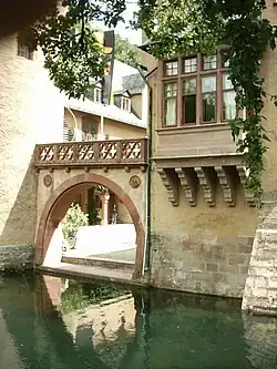 Westflügel mit Schwibbogen („Hafen“)