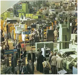 Blick in eine der Ausstellungshallen auf der EMO Hannover 1977