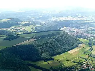 Messelberg von Nordosten (Luftbild) mit Messelhof, rechts dahinter Donzdorf