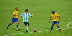 Halbfinale der Männer 2008: Lionel Messi (blau-weißes Trikot) im Duell mit Marcelo (6) und Anderson (7)