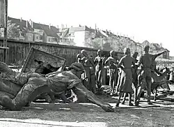 Der Sammelplatz der abgebauten Denkmale, rechts das Jugend-Denkmal