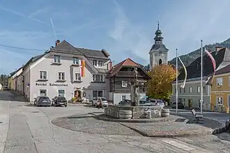 Marktplatz mit Dorfbrunnen und Pfarrkirche