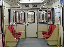 Wagenübergang für Notfälle in einem Warschauer Metrowagonmasch-Zug