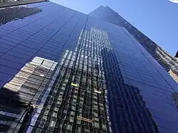 Fassade an der 57th Street mit Spiegelung des One57