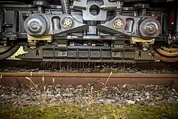 Dieses Bild zeigt eine hochaufgehängte Magnetschienenbremse, die sich im gelösten Zustand befindet.