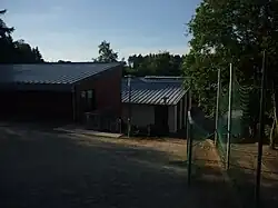 Michael-Ende-Schule in Bad Marienberg (Westerwald), Blick auf Bolzplatz (vorn), Erweiterungsbau (links) und Hauptgebäude (rechts)