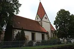 Die evangelische Pfarrkirche St. Michael ist romanischen Ursprungs.