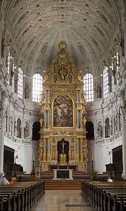 Blick auf den Hochaltar