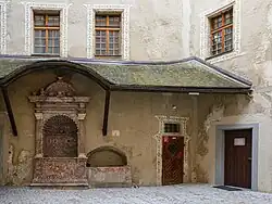 Der kleine Hof mit dem Marmorbrunnen