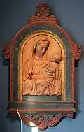 Madonna mit Kind, um 1440, Terrakotta (Fassung verloren), 83 × 53 × 23 cm, Holzrahmen nicht zugehörig, Bode-Museum (Inv. 73), Berlin