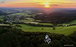 Michelsberg, Wallfahrtskapelle St. Michael mit Blick auf Mahlberg bei Sonnenuntergang, 2024