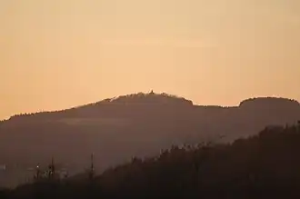 Blick vom Hochthürmerberg westsüdwestwärts zum Michelsberg mit Turm der Kapelle St.&nbsp;Michael im Sonnenuntergang