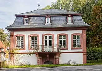 Das Kavaliershaus östlich des Flusses