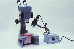 Seitliche Beleuchtung mit gewöhnlicher Lampe.