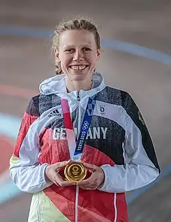 Mieke Kröger mit ihrer Goldmedaille in der Mannschaftsverfolgung von den Olympischen Spielen 2020