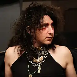 Miiel Ferráez hört Publikumsfrage zu während Q & A