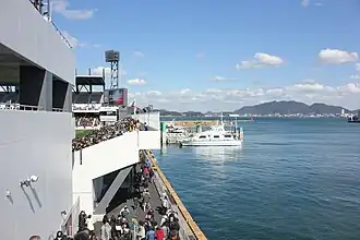 Direkt hinter der Gegentribüne liegt die Kammon-Straße (Februar 2017)