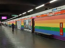 Porta Venezia, Mailand: Regenbogenfarbene Wände auf Bahnsteig- und Verteilerebene