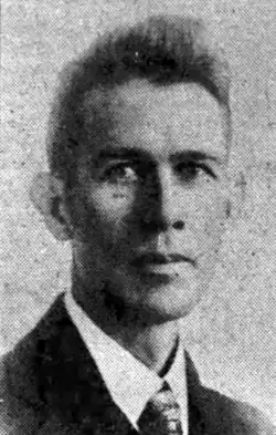 Gesicht ab Schulterblatt aufwärts von vorn in schwarzweiß.