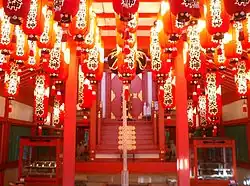 Chōchin in einem Inari-Schrein