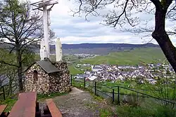 Drei-Kirchturm-Blick: Die Aussicht vom Minheimer Kreuz auf Minheim und Piesport.