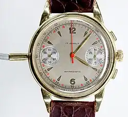 Uhrenattrappe mit Mikrofon. Das Gehäuse enthält nur das Mikrofon, für ein Uhrwerk war kein Platz mehr. Daher zeigt die Uhr auch stets die gleiche Zeit an.