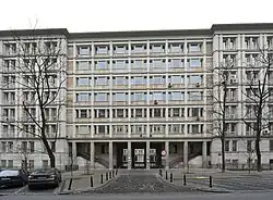 Gebäude zentriert von von mit Zuwegung in Farbe.