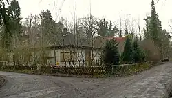 Verlassene Gebäude im Zugangsbereich