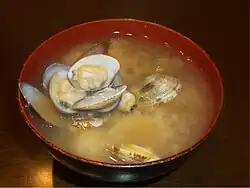 Japanische Miso-Suppe mit Manila-Teppichmuscheln