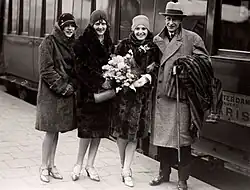 Jopie Koopman mit den „Miss Holland“-Finalistinnen und Klaas Jan Breeuwer vor der Abreise nach Paris (1929)[9]