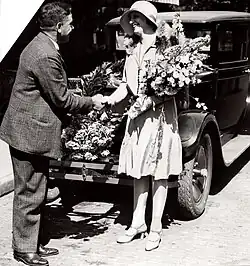 Jopie Koopman nach der Rückkehr aus Paris von den Wahlen zur „Miss Europe“ (1929)