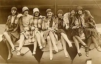 Jopie Koopman mit Teilnehmerinnen beim „Miss Universe“-Wettbewerb 1929 in den USA[10]