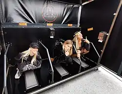 Frauenurinale Missoir zur Benutzung in Vollhocke und madamePee in Halbhocke (rechts)