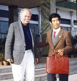 Walther Heissig steht neben Hurcabaatur Solonggod. Das Foto ist aus dem Jahr 1987.