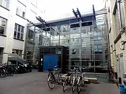 Übergang zwischen zwei Seitenflügeln