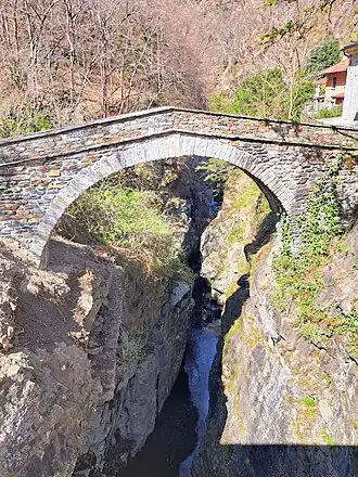 Die mittelalterliche Ponte dell’Avostana bei der Fraktion Traffiume